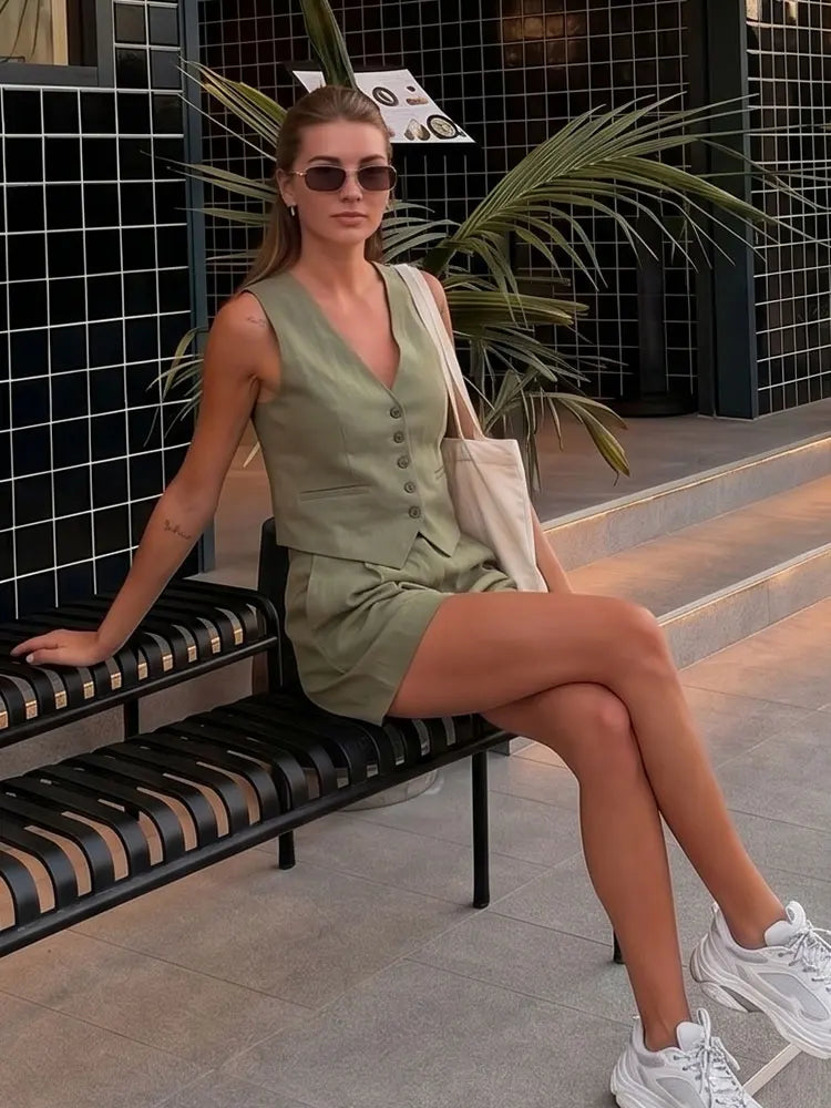 Conjunto elegante de 2 piezas para mujer: chaleco con cuello en V y botones, shorts ajustados, ideal para el verano, la oficina o para uso diario.